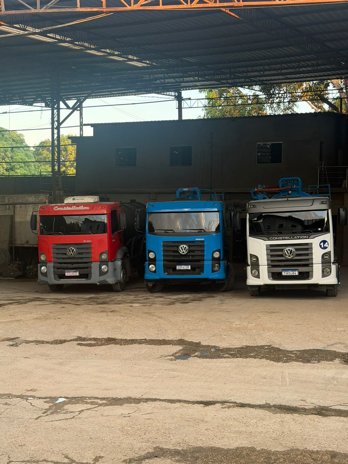 Caminhões da frota estacionados no pátio próprio da empresa